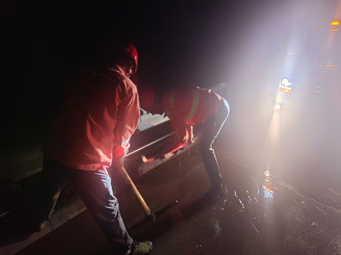 迎战风雨保畅通：张家口分中心阳原养护队深夜冒雨抢险护坦途