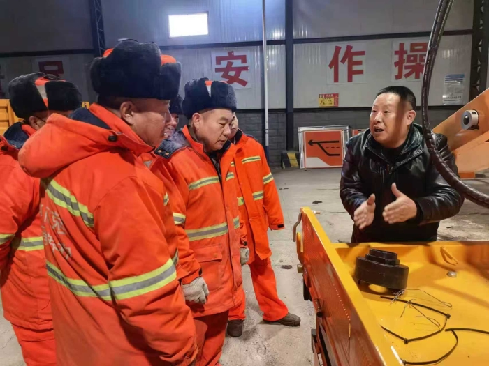 以训促能强技能 护航高速保畅通——张家口养护队组织护栏抢修车操作技能现场培训